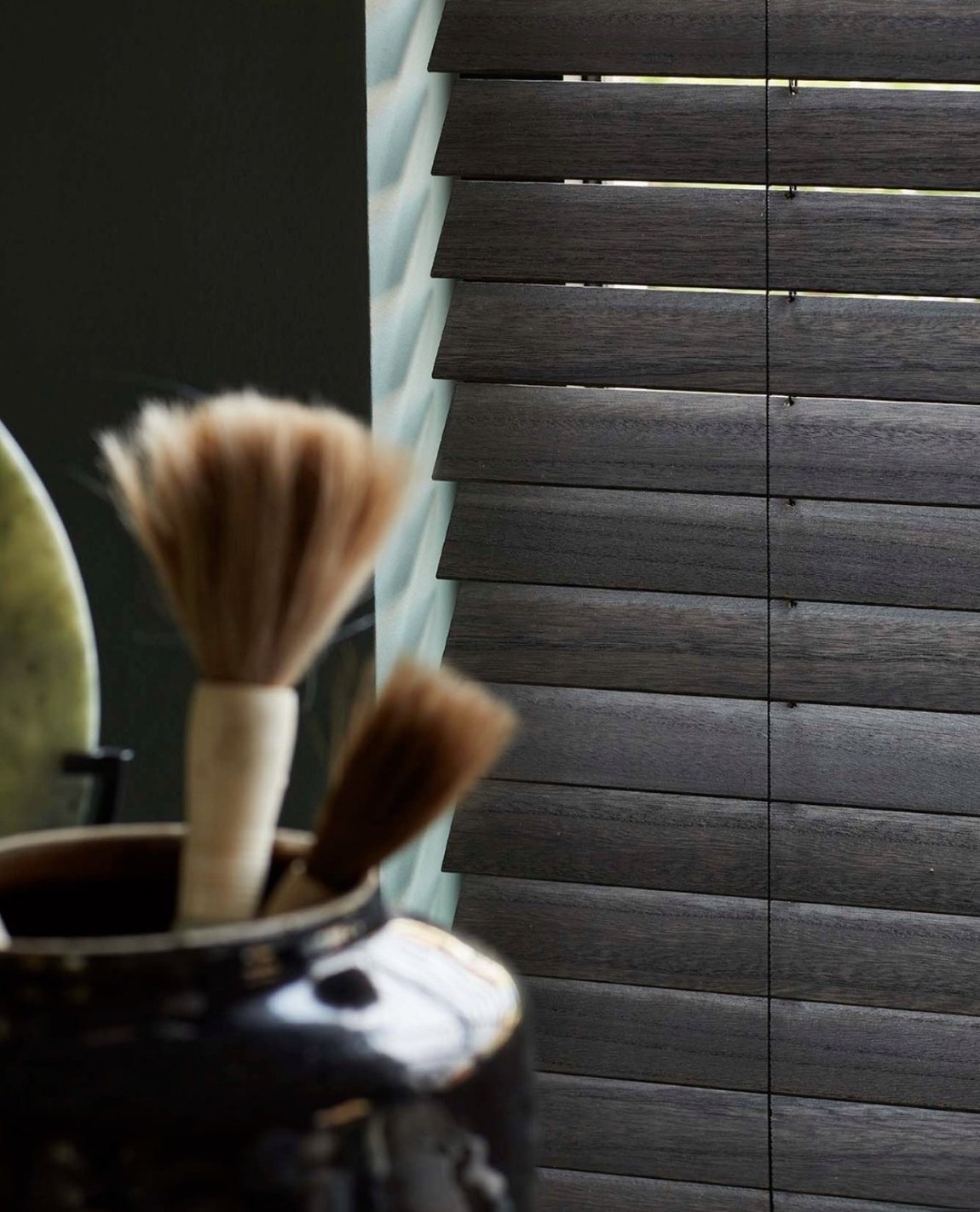Salon met houten jaloezieën